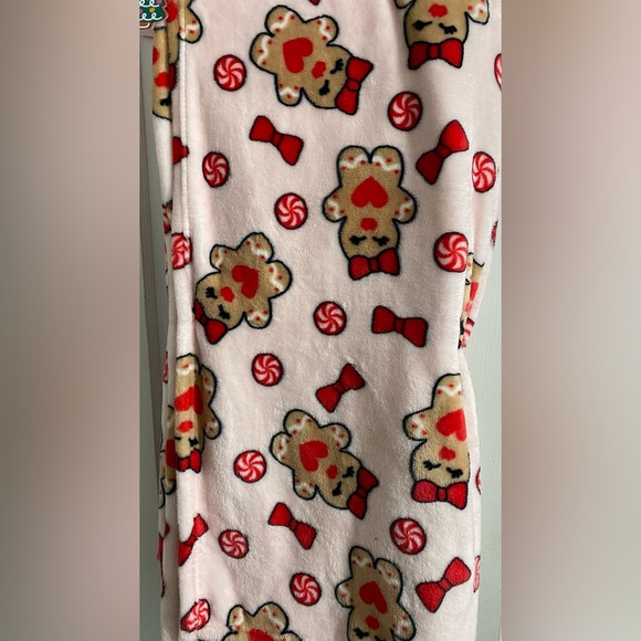 Betsey Johnson Gingerbread plush throw - Picture 3 of 3